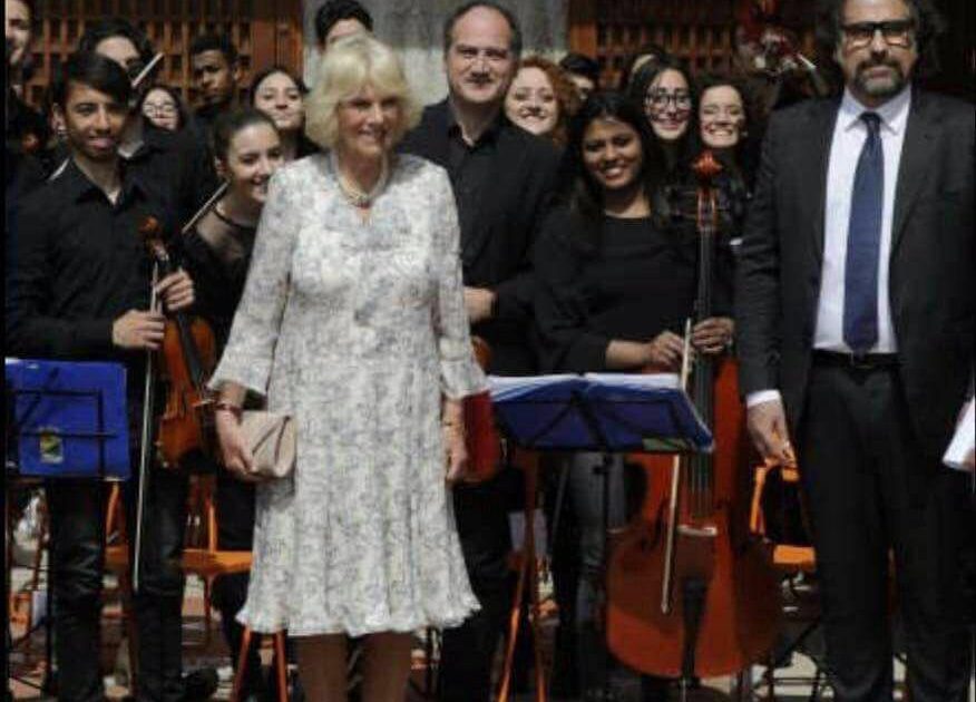 (Italiano) L’orchestra Sanitansamble e la Principessa Camilla Parker Bowls